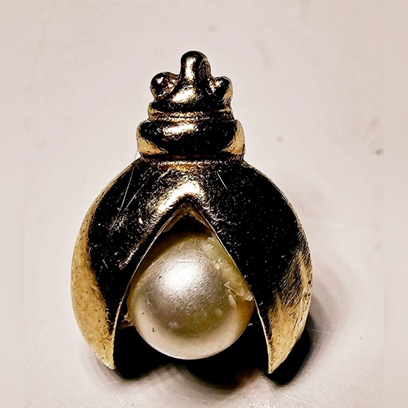 Vintage Sarah Coventry gold ladybug with faux pearl inset #cottagecore - Picture 1 of 4